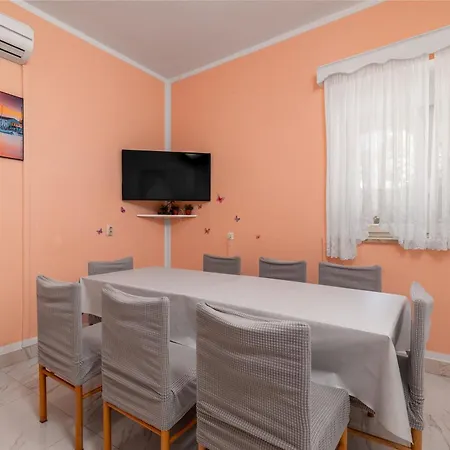 公寓 Family-friendly With Swimming Pool Cancini, - 24335 *